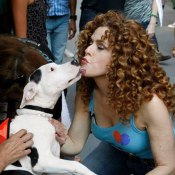 bernadette-peters-kisses-dog-rick-edwards_0
